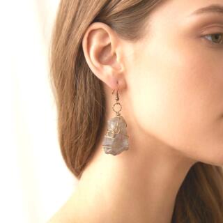 حلق من ا الأحجار الكريمة ومزين. بالنحاس الاصفر البيور