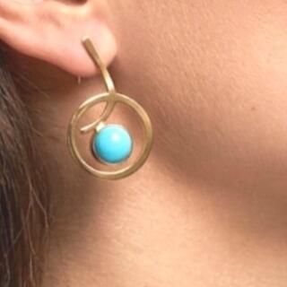 حلق من النحاس المطلي. دهب ومزين بفص من العقيق