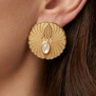 حلق من النحاس المطلي. دهب و حفر ليزر وفص صدف