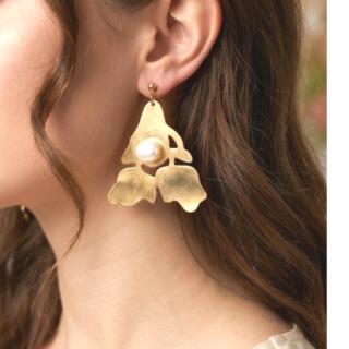 حلق من النحاس المطلي. دهب ومزين بفص من اللولي