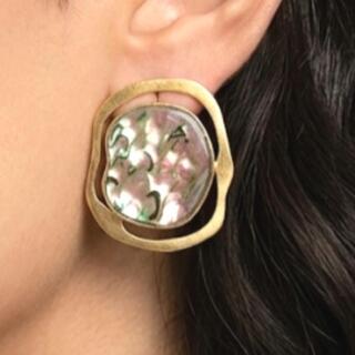 حلق من النحاس المطلي. دهب وحجر من الصدف