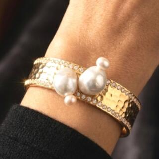 اسورة من النحاس المطلي. دهب ومزين بفصوص. الزيركون واللولي. الأبيض. مقاس مفتوح