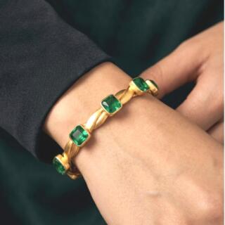 اسورة من النحاس المطلي. دهب ومزين بفصوص. العقيق الأخضر. مقاس مفتوح