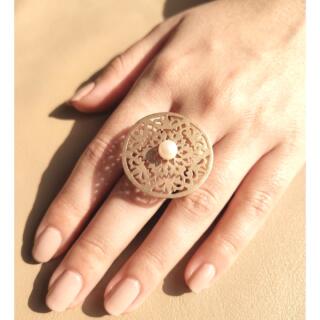 خاتم. من النحاس المطلي بالذهب وفص من اللولي