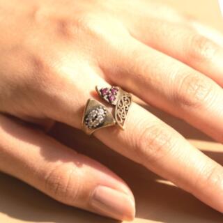 خاتم بيور موديل تركي. من النحاس. المطفي ومزين بالزيركون