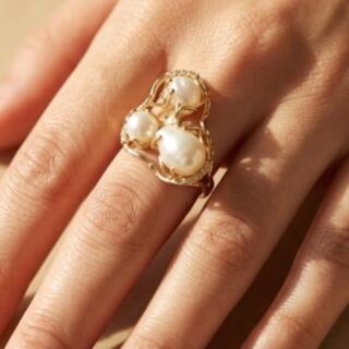 خاتم. من النحاس المطلي دهب ومزين بفصوص اللولي