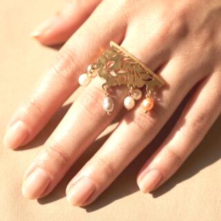 خاتم. من النحاس المطلي دهب ومزين بفصوص اللولي