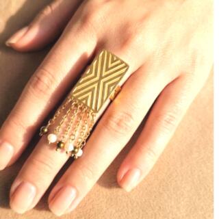 خاتم من النحاس المطلي دهب ومزين بالفصوص