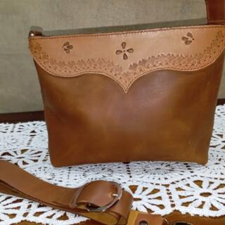 شنطه جلد طبيعي هفان وعليها نقوش