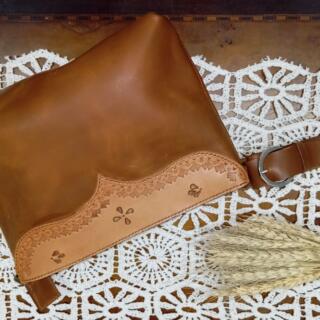 شنطه جلد طبيعي هفان وعليها نقوش