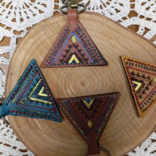 ميداليه جلد طبيعي حجاب الوان