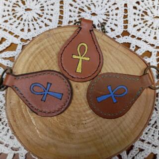 ميداليه جلد طبيعي مفتاح الحياه الوان