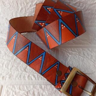 "حزام جلد طبيعي هاند ميد بنقوش هندسية يدوية - لون بني وأزرق"
