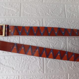 "حزام جلد طبيعي هاند ميد بنقوش هندسية يدوية - لون بني وأزرق"