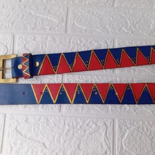 "حزام جلد طبيعي هاند ميد بنقوش هندسية يدوية - لون احمر وأزرق"