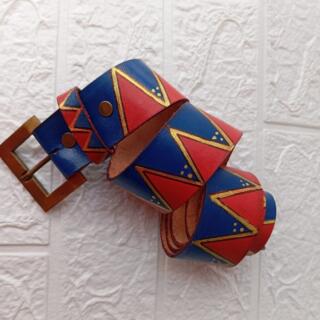 "حزام جلد طبيعي هاند ميد بنقوش هندسية يدوية - لون احمر وأزرق"