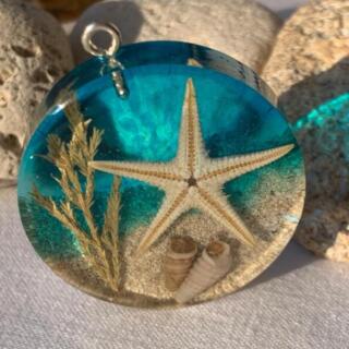 Beach treasure - Resin circle pendant