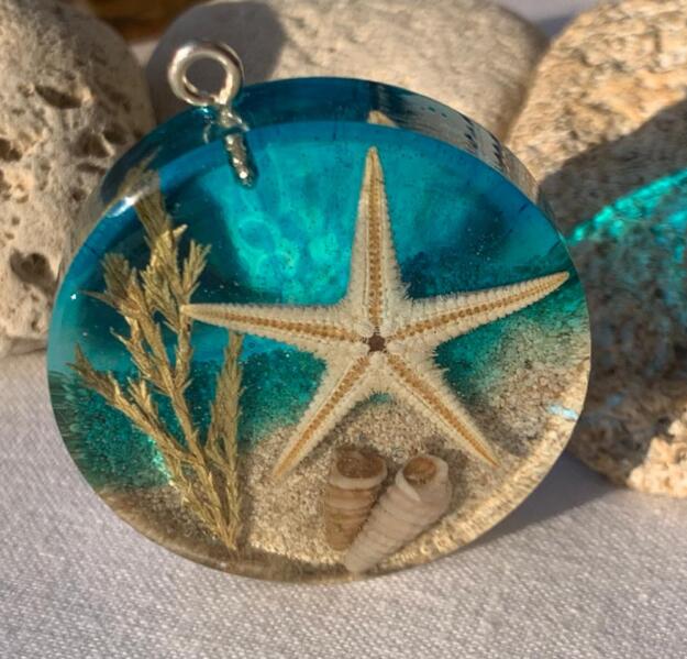 Beach treasure - Resin circle pendant 1 Beach treasure - Resin circle pendant