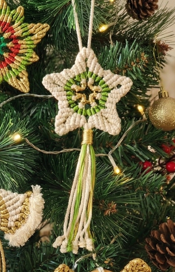 Green and white macrame Christmas tree star. 1 Green and white macrame Christmas tree star.
