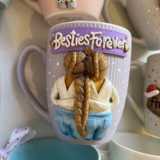 Handmade thermal clay mug featuring two best friends holding hands, colorful and playful design, perfect gift for friendship