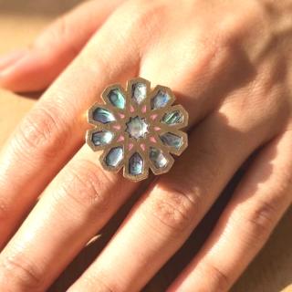 خاتم. من النحاس المطلي دهب ومزين. بالصدف