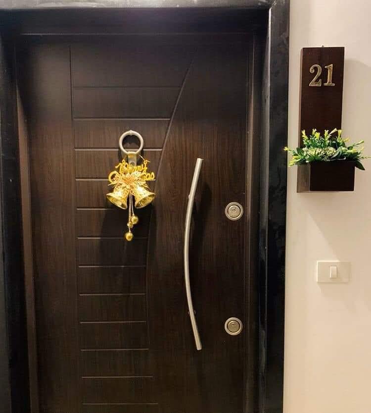 plain door sign with artificial flowers 2 WhatsApp Image 2026 05 22 at 13.50.41