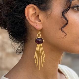Gold plated brass earrings with dark pink stones (E207XMG)