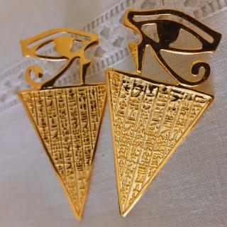 Goldplated 18k. Pharoah triangle with Horus eye on top