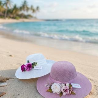 Elegant hat with flowers.
