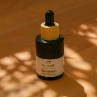 A daily serum crafted to hydrate, smooth and revive our skin. Rosehip, bitter almond, castor and jojoba oils deliver deep nourishment and help strengthen the skin barrier, while vitamin E and essential oils of frankincense, geranium and lavender restore balance, radiance and a healthy, refreshed glow.