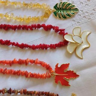 Long stone chips with charms