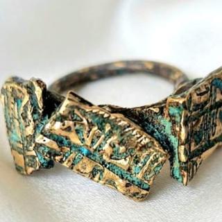 Three stones Hieroglyph vintage ring